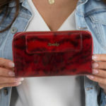 Dámská červená kožená peněženka se zvířecím motivem