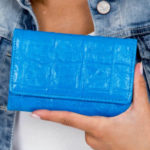 Modrá peněženka s razítkem