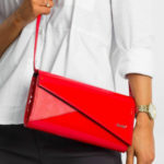 Podlouhlá spojková taška s červeným klopou