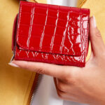 Červená dámská peněženka s reliéfním motivem