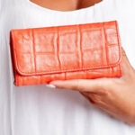 Červená dámská peněženka s reliéfním vzorem